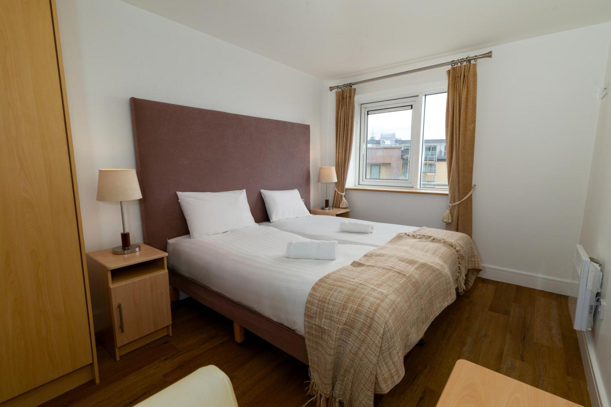 Geata Na Cathrach - Galway Lakeside Apartments Exterior photo